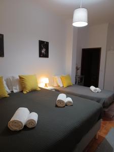 1 dormitorio con 2 camas y toallas. en Moira - Alojamento Local, en Reguengos de Monsaraz