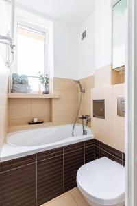 華沙的住宿－Apartments Airport Hynka by Arrenda，带浴缸和卫生间的浴室。