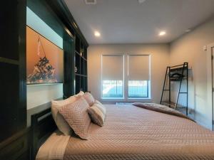 una camera da letto con un grande letto con cuscini sopra di The Posh Haus - Downtown - GRB - King Bed a Houston