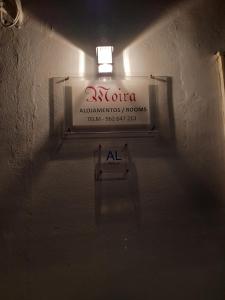una señal en una pared con una señal para horóscopos de acupuntura de aaquinos en Moira - Alojamento Local, en Reguengos de Monsaraz