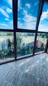 Ami Residence Bucharest Airport,Therme&FREE PARKING Otopeni的阳台或露台