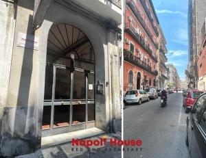 um edifício com uma porta aberta numa rua da cidade em B&B Napoli House em Nápoles