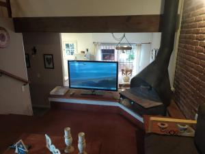 a television sitting on a table in a living room at Tierra Mora Casas de alquiler, ESTA PROPIEDAD SE GESTIONA SOLO POR ESTA PAGINA, SOLO GRUPOS FAMILIARES in Villa Gesell