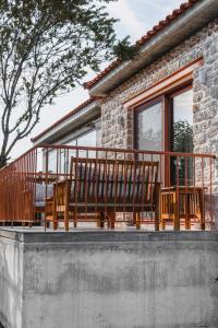 un grupo de sillas sentadas en el balcón de una casa en Kampus Luxury Villas, en Tríkala