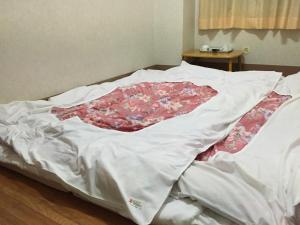 Postel nebo postele na pokoji v ubytování Asakusa Hotel Fukudaya