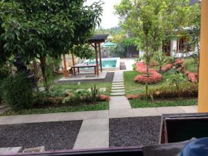 The Aroma Villa Munduk外面的花园