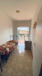 1 dormitorio con cama, escritorio y ventana en Oasi Home en Sulmona