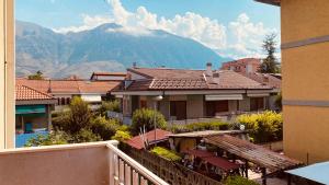 vista su una città con una montagna sullo sfondo di Oasi Home a Sulmona