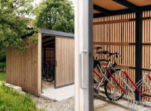 キーミングにあるFerienhaus Schmidhuberの建物内に停車する自転車