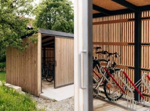 eine Gruppe von Fahrrädern, die in einem Gebäude geparkt sind in der Unterkunft Ferienhaus Schmidhuber in Chieming