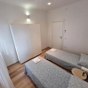 Habitación con 2 camas y armario. en Dibbio's house, en Guidonia
