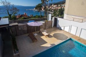 Výhled na bazén z ubytování Apartments Villa Dinka nebo okolí