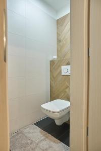 uma casa de banho com um WC branco num quarto em SUNLIGHT Blue - Szeged em Szeged