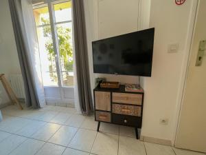 a flat screen tv on a wall in a living room at Ma maison à Disneyland Paris in Magny-le-Hongre