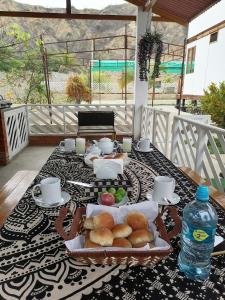 una mesa con una bandeja de comida y una botella de agua en Hospedaje PILARES DE BOCAPAN en Bocapán