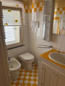 uma casa de banho com um WC e um lavatório em Perfetto relax em Arena Metato