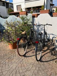 duas bicicletas estacionadas uma ao lado da outra numa calçada em Perfetto relax em Arena Metato