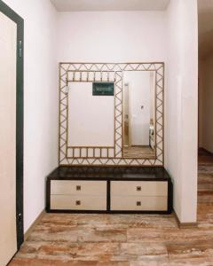 einen Spiegel auf einer Kommode in einem Zimmer in der Unterkunft Cozy and spacious two bedroom apartment in Shengjin in Shëngjin