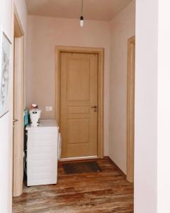 ein leeres Zimmer mit einer Tür und einem Kühlschrank in der Unterkunft Cozy and spacious two bedroom apartment in Shengjin in Shëngjin