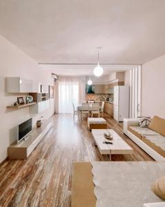 ein Wohnzimmer mit einem Sofa und einem Tisch in der Unterkunft Cozy and spacious two bedroom apartment in Shengjin in Shëngjin
