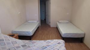 ポルタヴァにあるКвартиры на Подолеのベッド2台が備わる部屋
