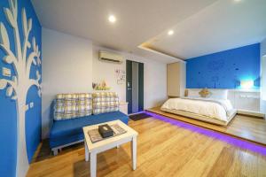 羅東鎮的住宿－哈妮的家，一间卧室设有一张床和蓝色的墙壁