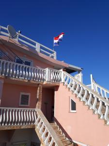 flagą pływającą po stronie budynku w obiekcie Apartmani Marija i Josip w mieście Vir