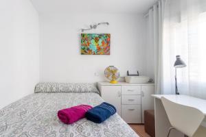 ein Schlafzimmer mit einem Bett mit zwei Kissen darauf in der Unterkunft Cozy apartment in the center of Benidorm! in Benidorm