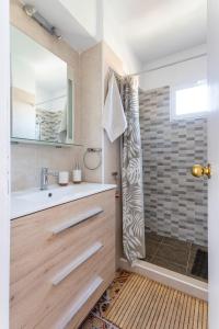 ein Bad mit einem Waschbecken und einer Dusche in der Unterkunft Cozy apartment in the center of Benidorm! in Benidorm