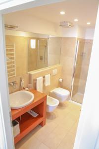 La salle de bains est pourvue d'un lavabo et de toilettes. dans l'établissement Locanda Mezzosale, à Conegliano