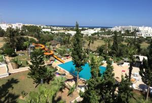 einen Luftblick auf einen Pool in einem Resort in der Unterkunft Miramar Sharm El Kantaoui in Port El-Kantaoui