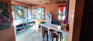 una cocina con encimera y algunas sillas. en Hostel Matilori en Sámara