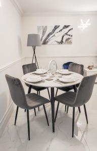 uma sala de jantar com mesa e cadeiras em Stunning 2 bedroom apartment in Canary Wharf - Morland Apartments em Londres