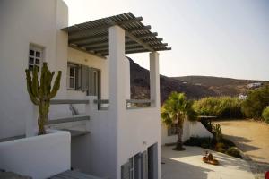 a white house with a cactus on the side of it at Mykonos Cocooning in Panormos Mykonos