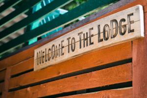 a sign on a bench that says welcome to the lodge at Battle Creek Lodge in Keystone
