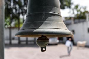 a close up of the top of a large black bell at Eighteen21 Houses - Casa dos Condes in Cano
