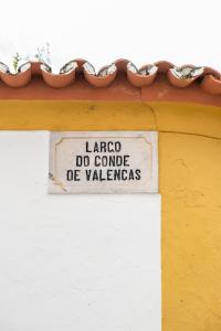 un panneau sur le côté d'un bâtiment dans l'établissement Eighteen21 Houses - Casa dos Condes, à Cano