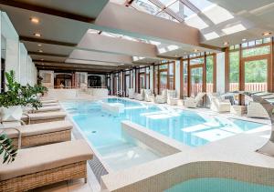 Bazén v ubytovaní Nosalowy Park Hotel & Spa alebo v jeho blízkosti