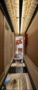 un corridoio con pavimento in vetro e un letto in una camera di Hotel Turkish House a Istanbul