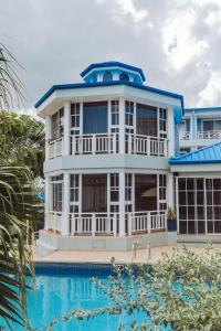 una casa grande con piscina frente a ella en Hotel Casona del Lago en Flores