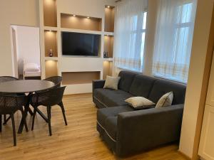 sala de estar con sofá y mesa en Apartament F21B Deluxe w Bielawie Góry Sowie en Bielawa