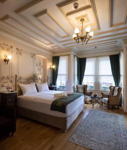 1 dormitorio con cama y techo artesonado en Hotel Turkish House, en Estambul