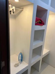 a white book shelf in a bathroom with a sink at Apartamento amoblado para alquiler temporal zona Norte in Pasto