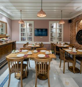 Un comedor con mesas y sillas de madera. en Hotel Turkish House, en Estambul 49 fotos más