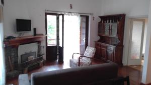 ein Wohnzimmer mit einem Sofa und einem Kamin in der Unterkunft Villa Pizzorne in Valgiano