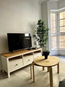 Televízia a/alebo spoločenská miestnosť v ubytovaní Apartamento catedral A + 7 fotografií
