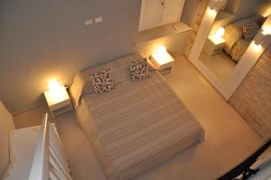 een slaapkamer met een bed en twee lampen bij Luxury Apple Room Apartment Cagliari in Cagliari