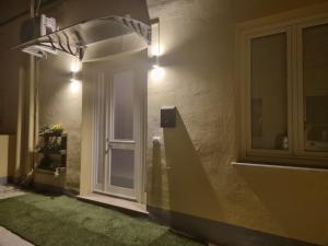 een hal met een deur en een raam 's nachts bij Luxury Apple Room Apartment Cagliari in Cagliari