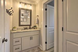 Vannituba majutusasutuses Cozy Tallahassee Apartment with Spacious Yard! +16 fotot