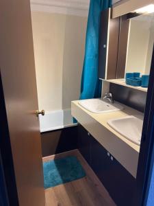 uma casa de banho com um lavatório e um espelho em Appartement station Orcieres merlette em Orcières